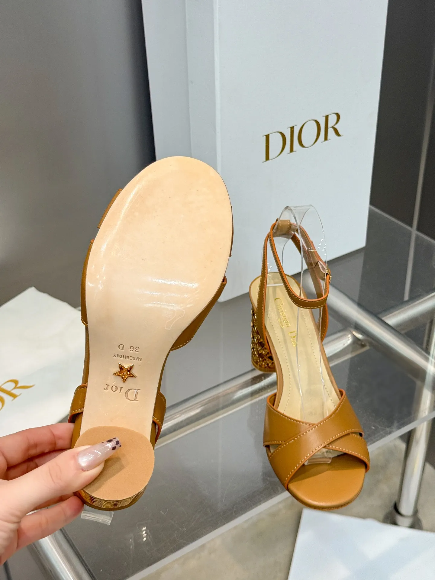 👟👟Ex-factory price 560👟👟 Dior 2024 autumn and winter new Icon series cylindrical heel ankle strap women's shoes CD star same style high-heeled round toe cross strap color matching sandals Material: imported full-grain calfskin upper + water-dyed sheepskin lining feet + Italian genuine leather outsole Heel height: 8.5CM Size: 35-42 Standard code (40.41.42. Customized, non-refundable)